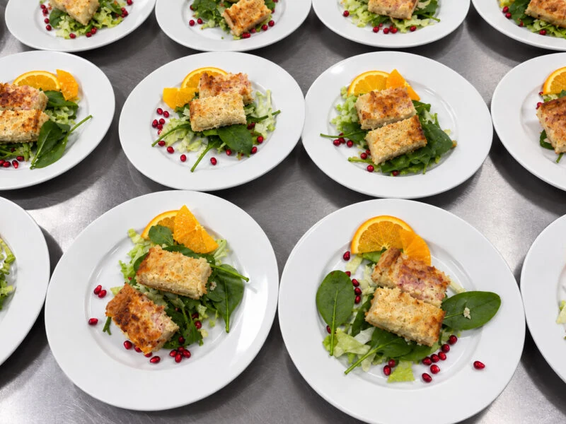 Assiettes dressées en cuisine pour une prestation traiteur Élan Croizat