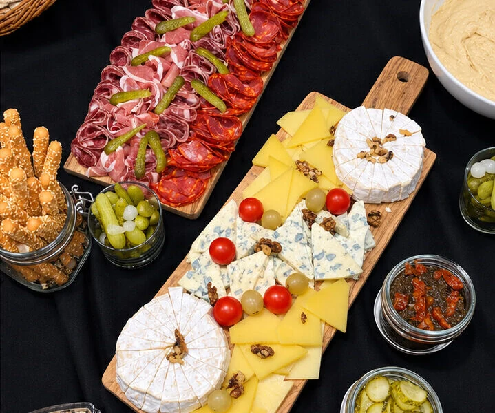 Plateaux de charcuterie et de fromages dressés pour un buffet préparé par Élan Croizat